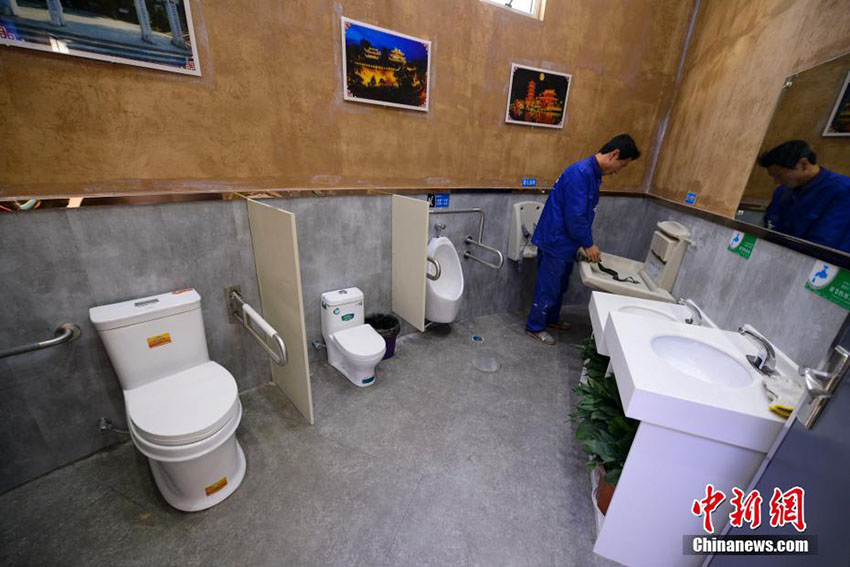 長(zhǎng)沙市初のスマートトイレは「顔スキャン」でトイレットペーパーゲット！
