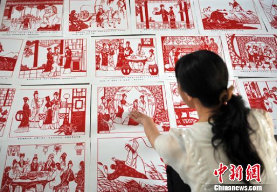 甘粛省の女性が5年かけて切り絵細(xì)工版「紅樓夢(mèng)」を作成