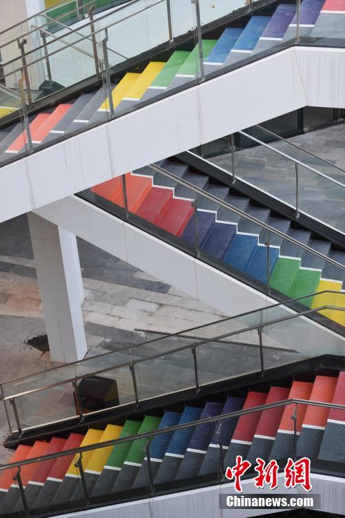 一際目立つ鮮やかな色彩のレインボーカラー?エスカレーター　杭州