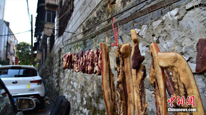 春節(jié)を控え、臘肉を干し始める広西壯族自治區(qū)の人々