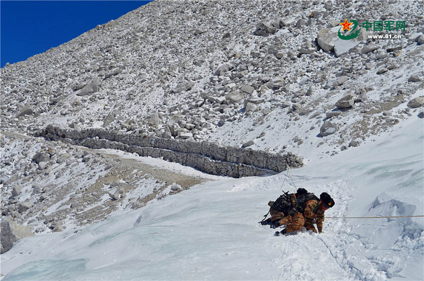 吹雪の中も寒さに屈することなく國境警備に勵む中國の軍人たち
