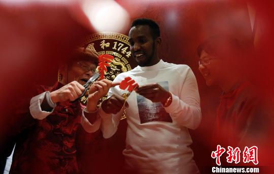 外國人留學(xué)生が上海で「弟子入り」、本格的な中國の年越しを先取り體験