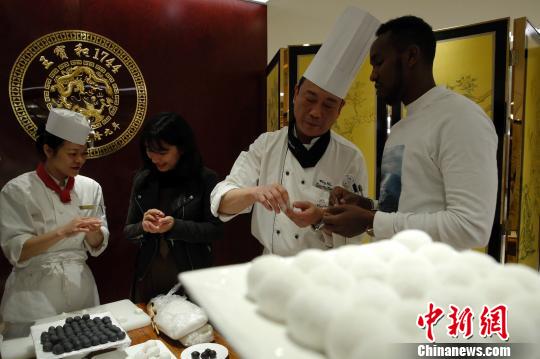 外國人留學(xué)生が上海で「弟子入り」、本格的な中國の年越しを先取り體験