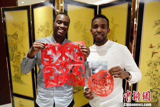 外國(guó)人留學(xué)生が上海で「弟子入り」、本格的な中國(guó)の年越しを先取り體験