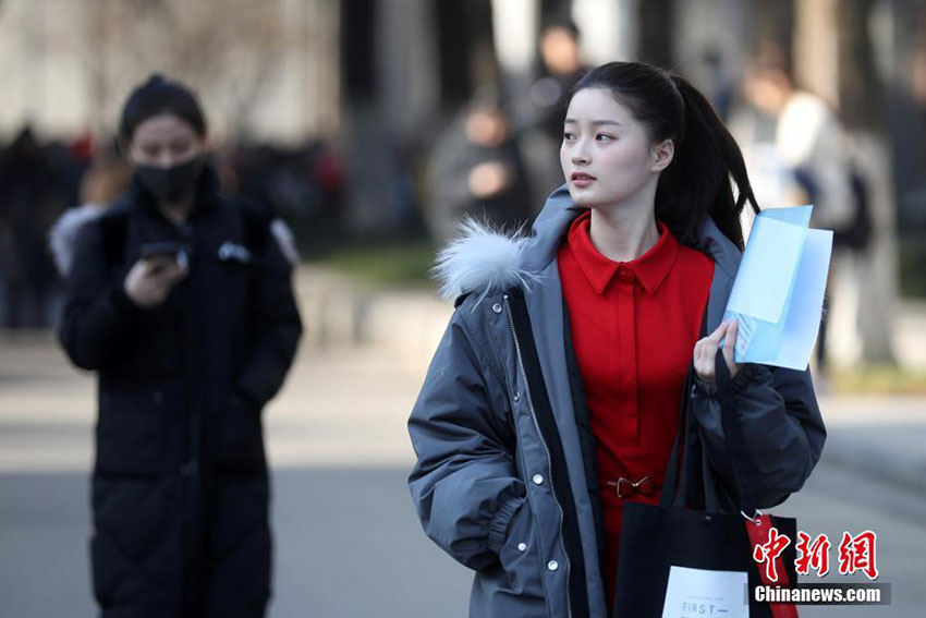 蕓術(shù)大學(xué)の入學(xué)試験にイケメン?美女が勢ぞろい　江蘇省