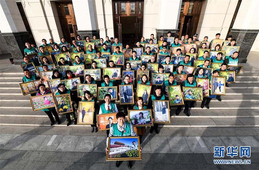庭園緑化作業(yè)員たちに仕事中の寫真を贈呈　北京市