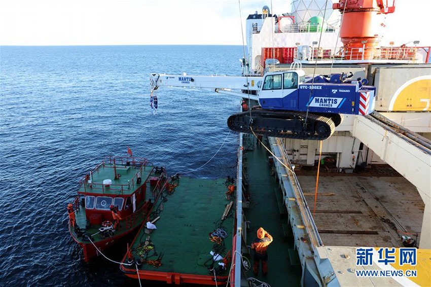 南極の新設(shè)観測基地建設(shè)に向けて大型作業(yè)用設(shè)備の運搬作業(yè)