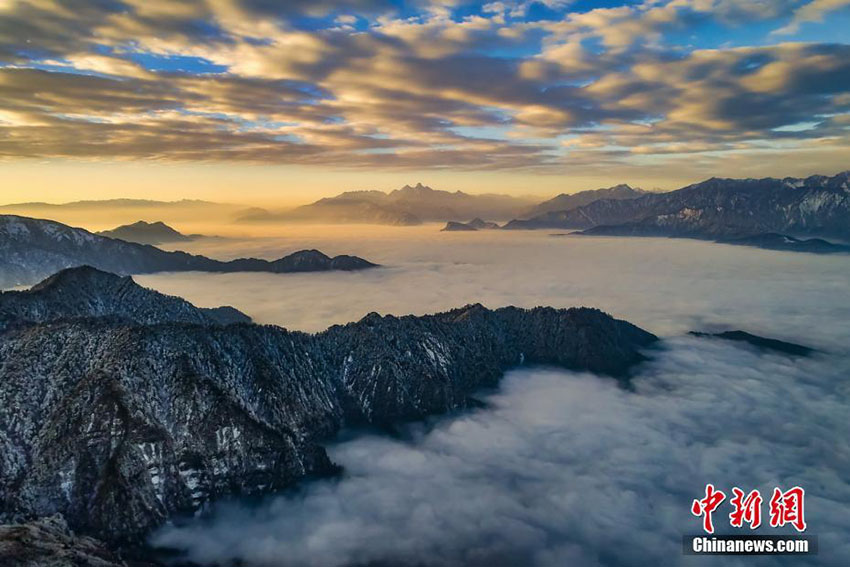 雲(yún)海から顔をのぞかせる雪山の美しい景色　四川省