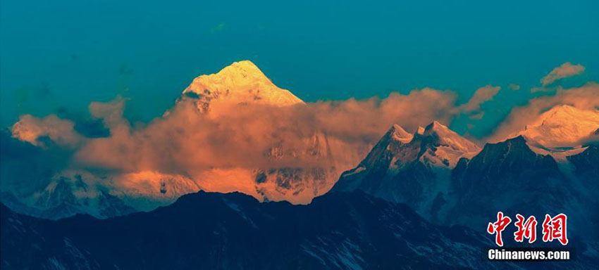 雲(yún)海から顔をのぞかせる雪山の美しい景色　四川省