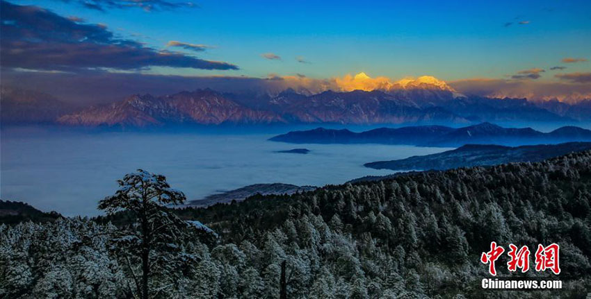 雲(yún)海から顔をのぞかせる雪山の美しい景色　四川省