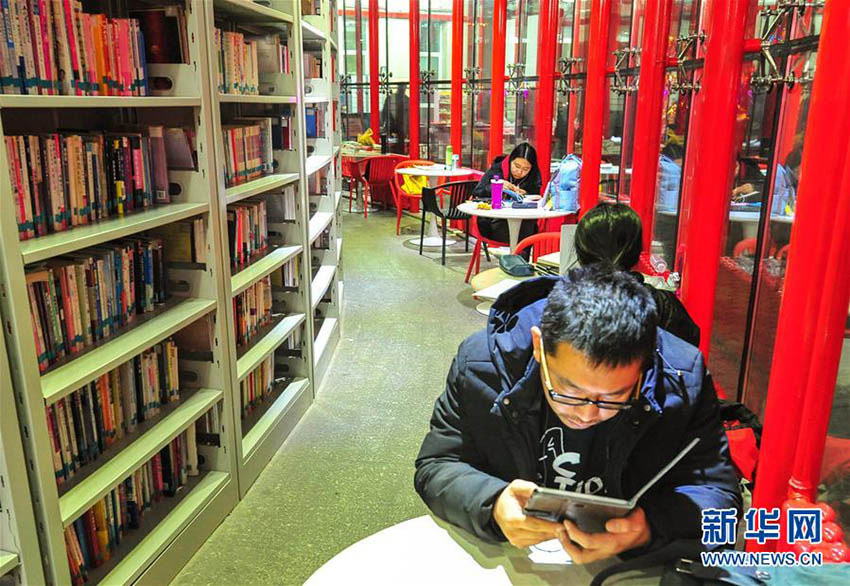 夜も多くの人が來館　內(nèi)モンゴルの24時(shí)間営業(yè)セルフサービス図書館