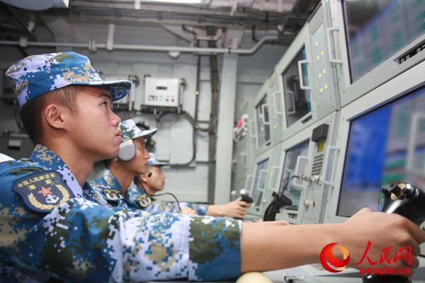 外國(guó)訪問(wèn)時(shí)に遠(yuǎn)洋で訓(xùn)練への備えをする海軍護(hù)衛(wèi)艦隊(duì)