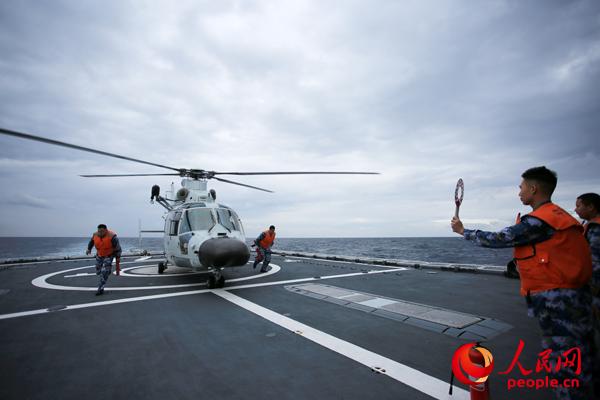 外國(guó)訪問(wèn)時(shí)に遠(yuǎn)洋で訓(xùn)練への備えをする海軍護(hù)衛(wèi)艦隊(duì)