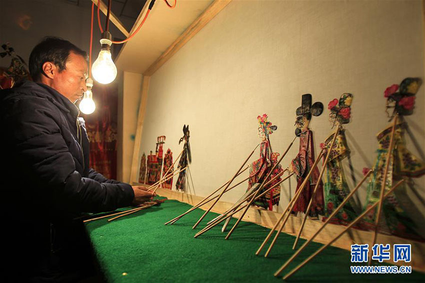 村民たちに楽しいひと時を提供　春節(jié)を前に影絵芝居を無償で披露