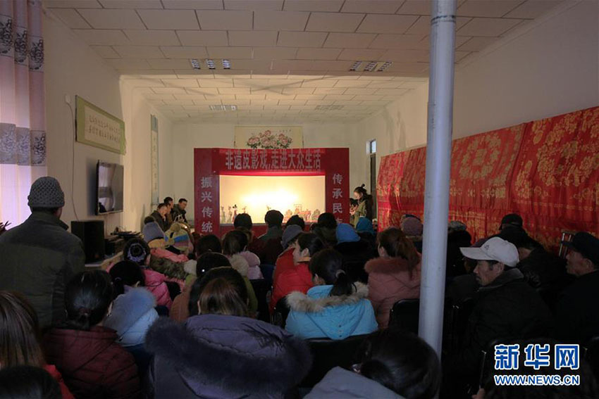 村民たちに楽しいひと時を提供　春節(jié)を前に影絵芝居を無償で披露