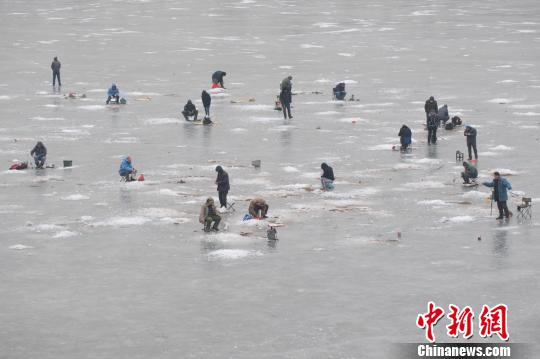 氷上で魚釣りを楽しむ釣り愛好家たち　山西省