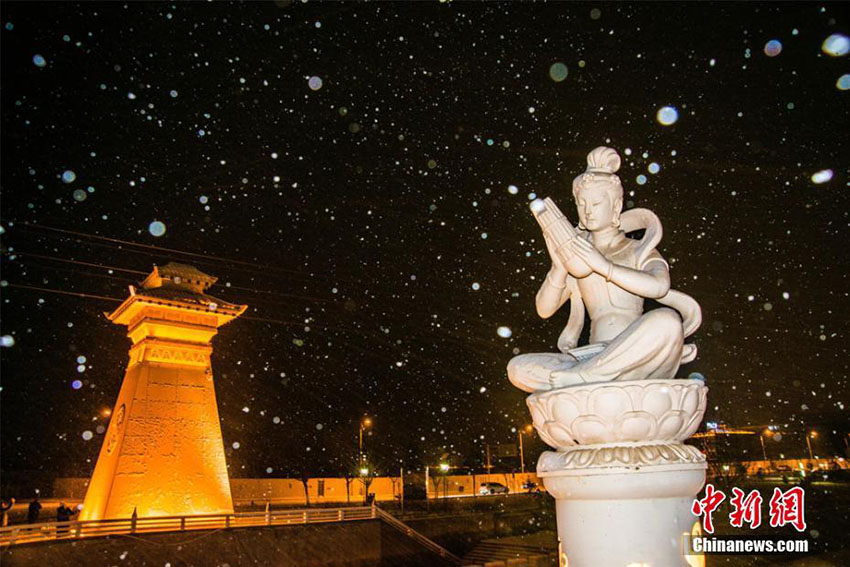 今年初の降雪で砂と雪の美しいコラボが織りなす砂漠の雪景色　甘粛省