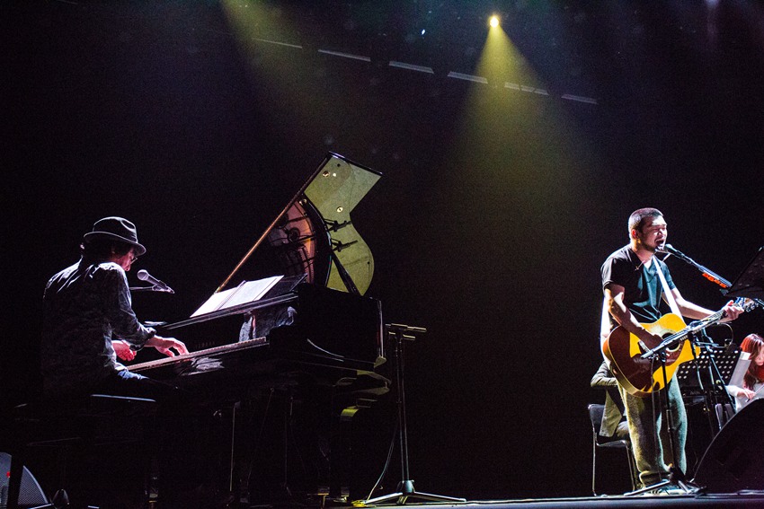 「山崎まさよし＆竹原ピストル 北京公演」 力強い歌聲で熱気に包まれる會場