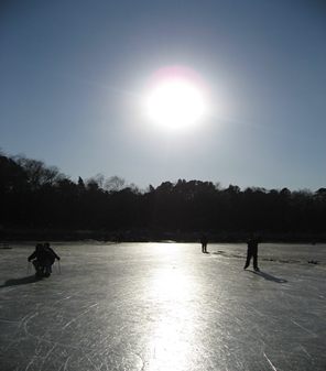 北京大學(xué)未名湖天然スケート場(chǎng)