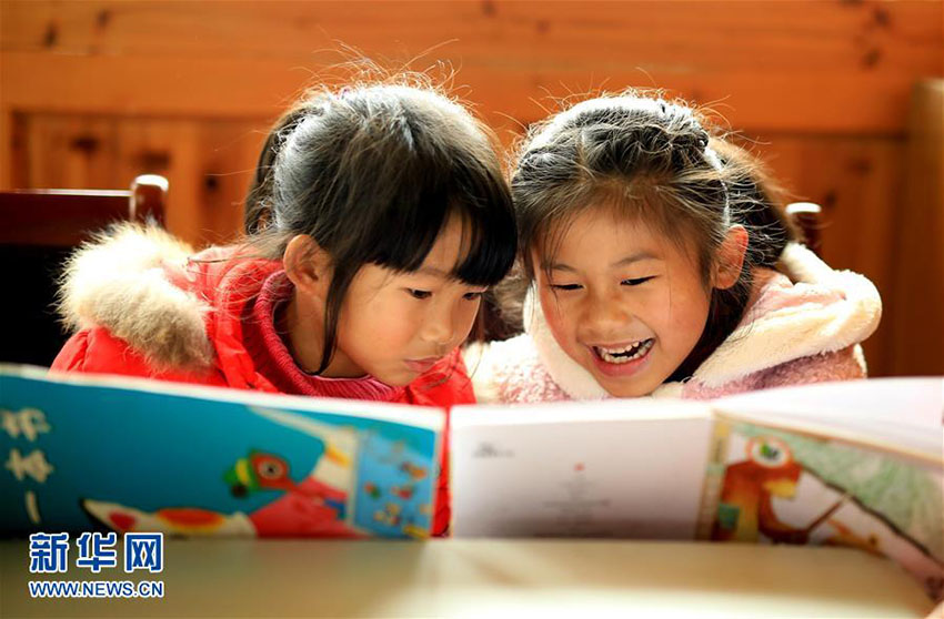 貴州省の農(nóng)家図書(shū)室に児童図書(shū)寄贈(zèng)　冬休みにも読書(shū)楽しむ子供たち