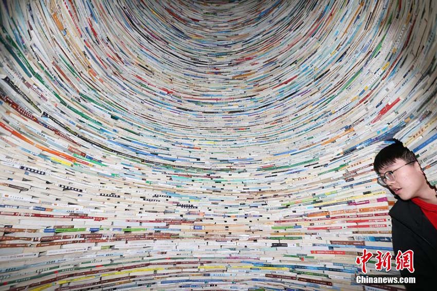 西安建築科技大學に高さ11メートルの「ブックタワー」登場