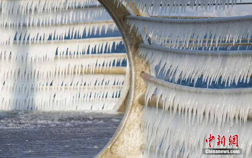 大連市沿海桟道のガードレールに氷柱　遼寧省