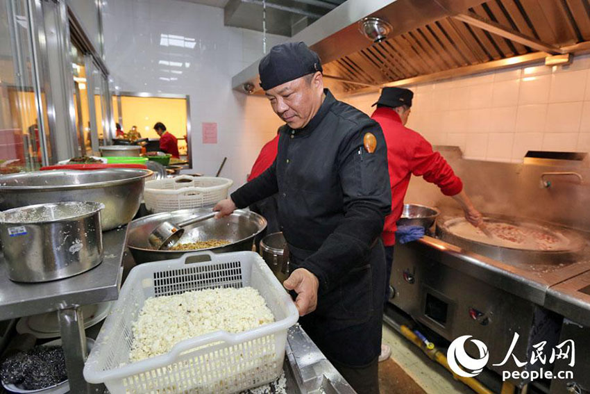 上海市靜安寺で臘八粥を無(wú)料配布　長(zhǎng)蛇の列を作るほどの人気ぶり