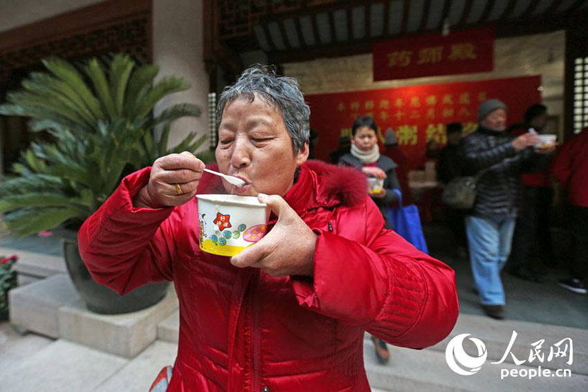 上海市靜安寺で臘八粥を無料配布　長蛇の列を作るほどの人気ぶり