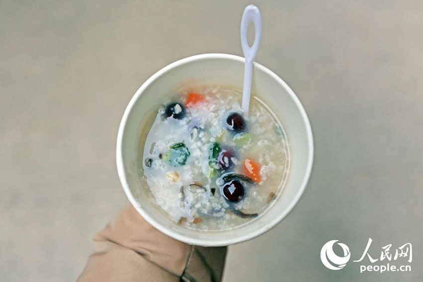 上海市靜安寺で臘八粥を無(wú)料配布　長(zhǎng)蛇の列を作るほどの人気ぶり