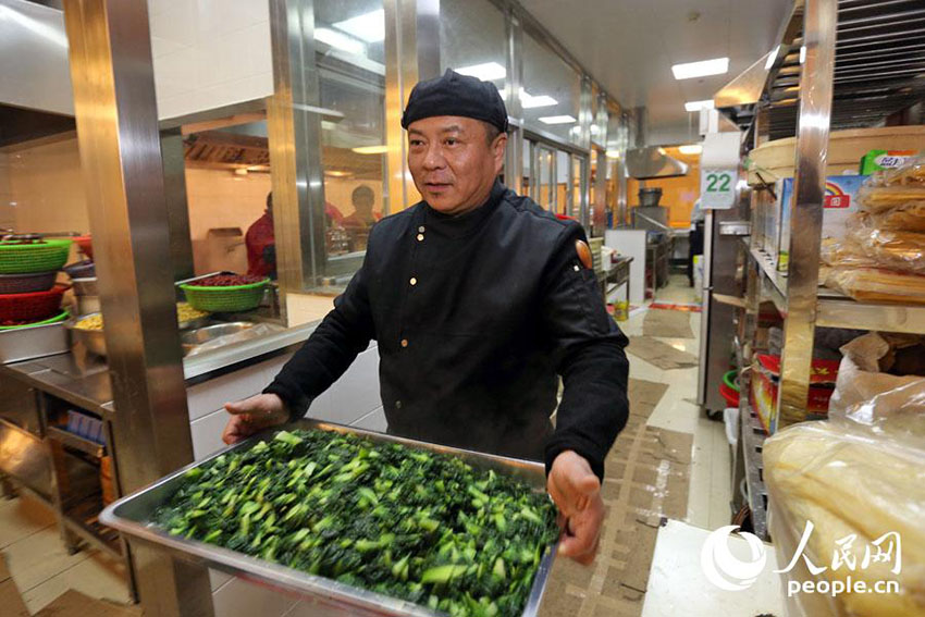 上海市靜安寺で臘八粥を無料配布　長蛇の列を作るほどの人気ぶり