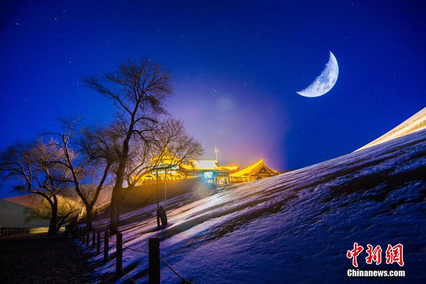 甘粛?敦煌の月牙泉　風(fēng)情ある砂漠の雪景色