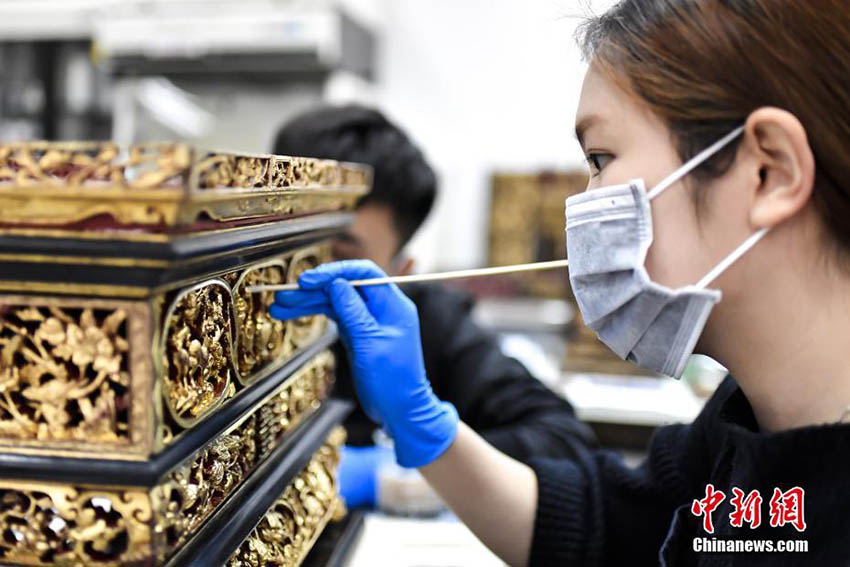 「輝きをもう一度」文化財修復作業(yè)に參加する95後の學生たち