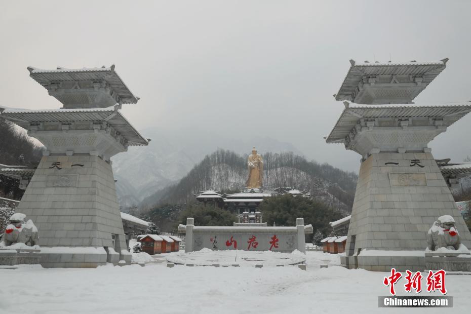 「雪化粧」を施された「世界一高い老子銅像」　河南省