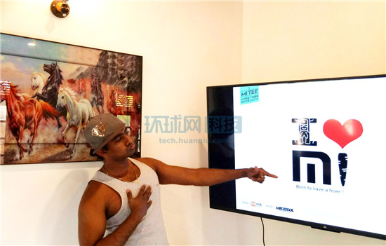 スリランカの男性2人が中國から小米製のテレビを持って帰國