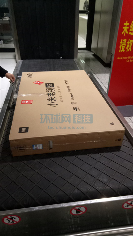 スリランカの男性2人が中國から小米製のテレビを持って帰國