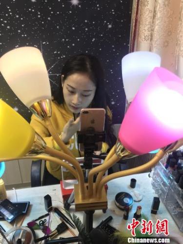 有名人200人を真似た「物まねメイク」がネット上で話題に