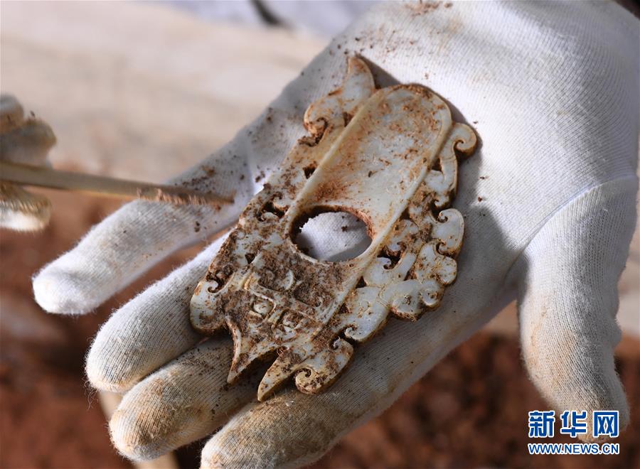 ?；韬钅箞@5號(hào)墓主棺から美しい玉器が出土