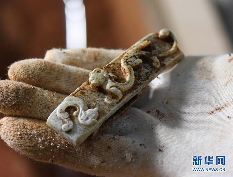 ?；韬钅箞@5號(hào)墓主棺から美しい玉器が出土