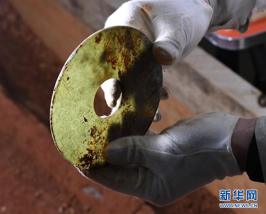 海昏侯墓園5號(hào)墓主棺から美しい玉器が出土