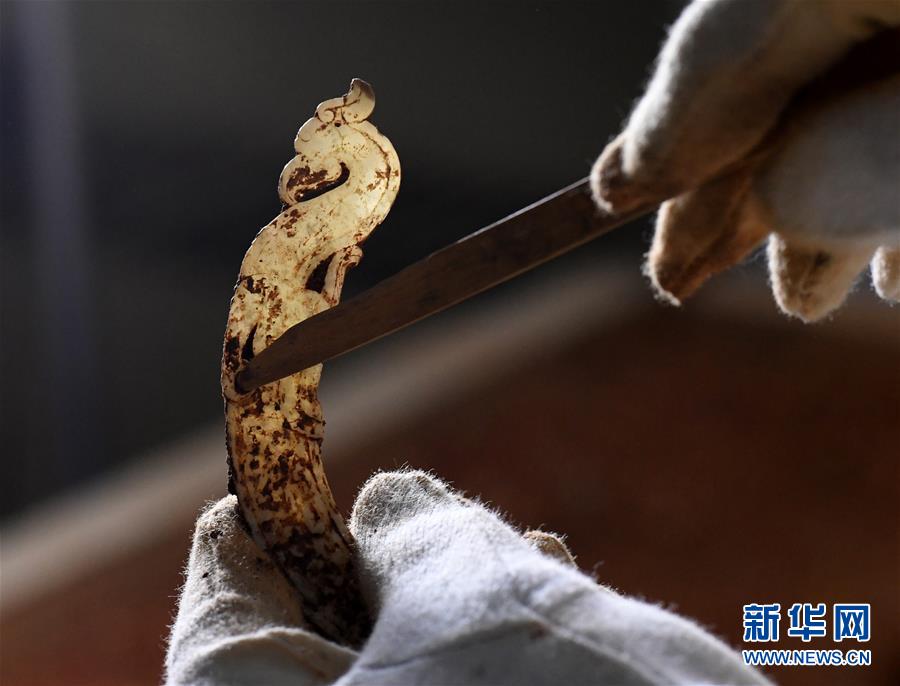 ?；韬钅箞@5號(hào)墓主棺から美しい玉器が出土