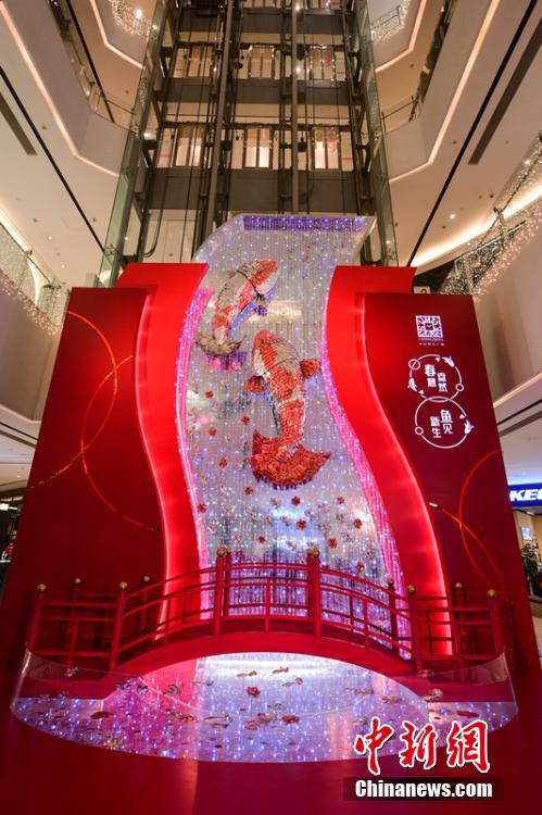 材料はなんと空き缶　重慶市時代広場に2匹の魚の巨大オブジェ登場