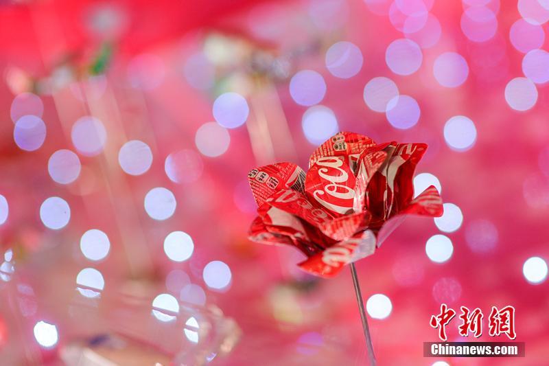 材料はなんと空き缶　重慶市時代広場に2匹の魚の巨大オブジェ登場