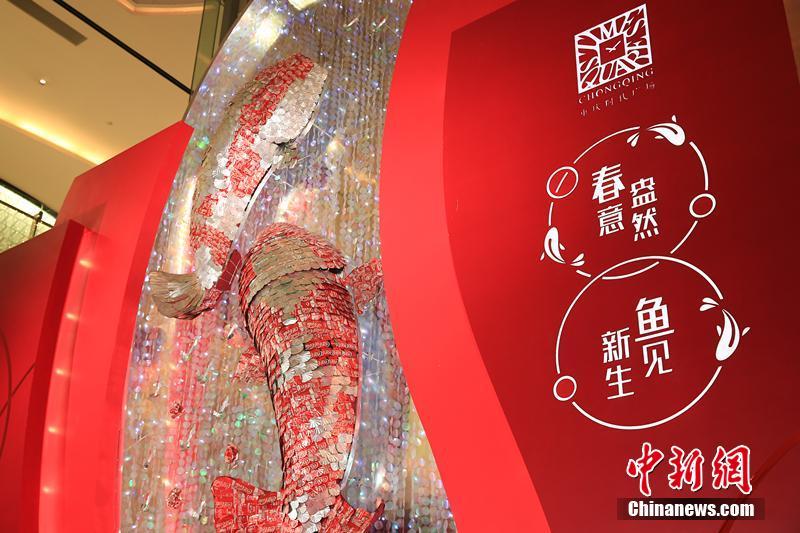 材料はなんと空き缶　重慶市時代広場に2匹の魚の巨大オブジェ登場