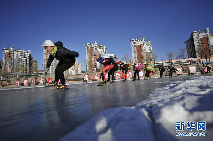 冬休みは氷上で楽しむ　河北省承徳市