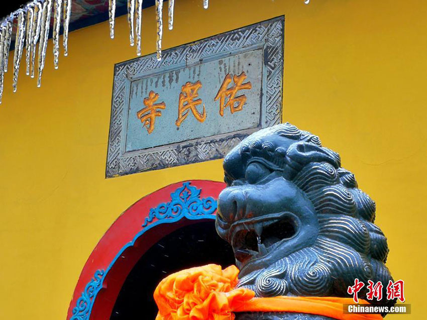 厳かな雰囲気漂う黃色い壁と赤い瓦、古剎の趣ある冬景色　江西省