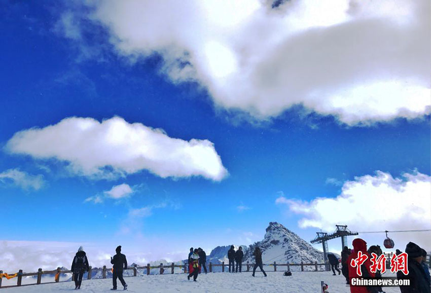 達(dá)古氷山の頂上に雲(yún)海の景色が再び出現(xiàn)　四川省