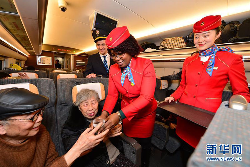 外國人留學生ボランティア、春運の鉄道業(yè)務を體験