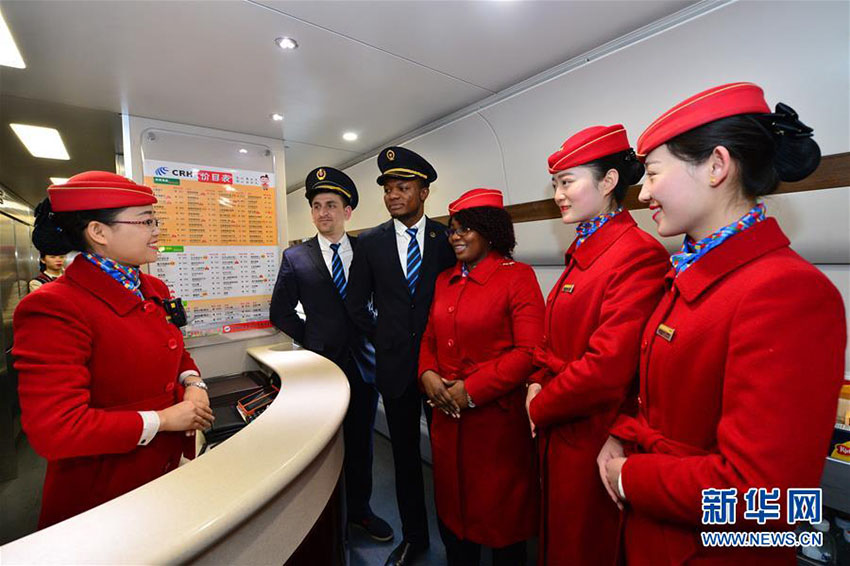 外國(guó)人留學(xué)生ボランティア、春運(yùn)の鉄道業(yè)務(wù)を體験