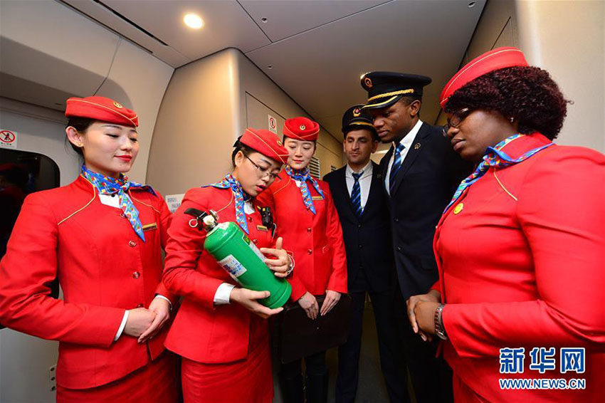 外國人留學生ボランティア、春運の鉄道業(yè)務を體験