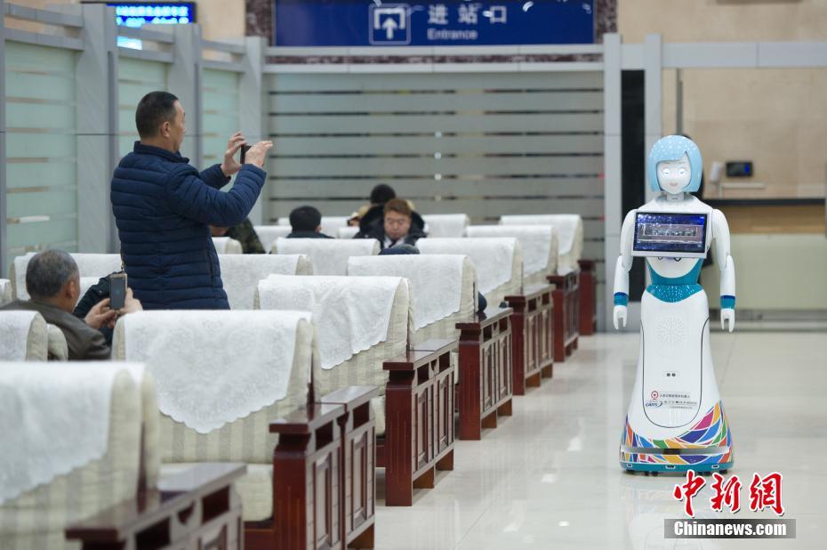 春運(yùn)初日、スマートロボが太原駅で勤務(wù)